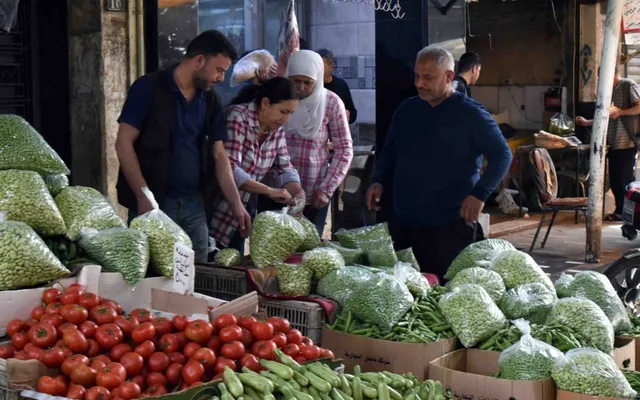 مسؤول يكشف دور حواجز وجمارك النظام في رفع أسعار الخضار والفواكه